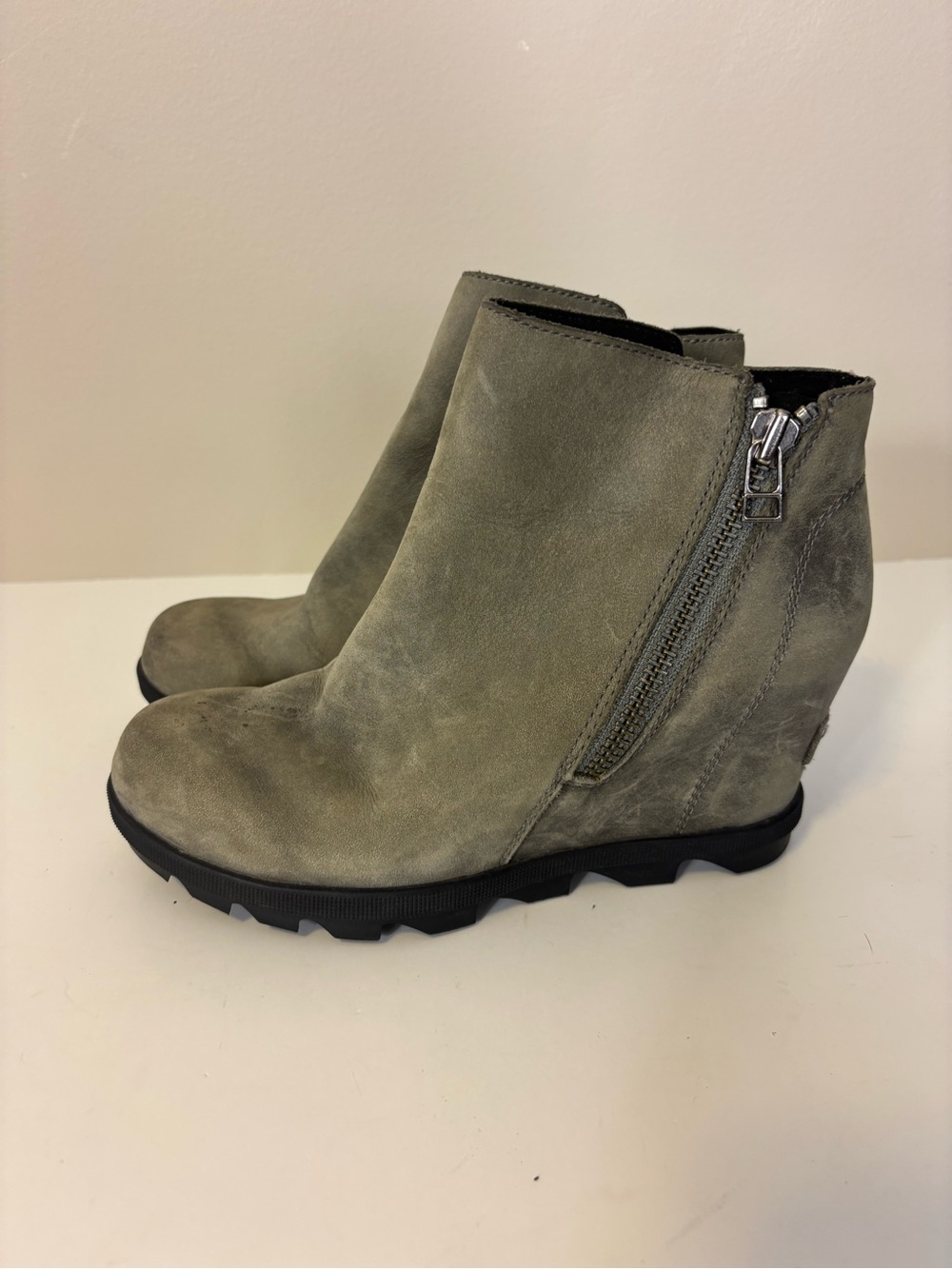 Sorel Grey Leather Wedge Ankle Boots with Side Zipper Women’s 6